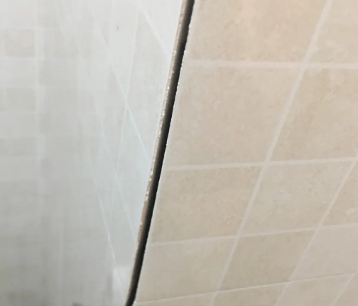 石河子瓷砖空鼓维修公司分享阳台瓷砖脱落的修复过程可以分为以下几个步骤